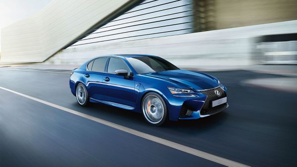 Lexus GS F jazdiaci po ceste