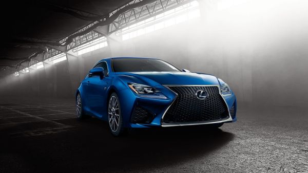 Predný pohľad na zaparkovaný Lexus GS F