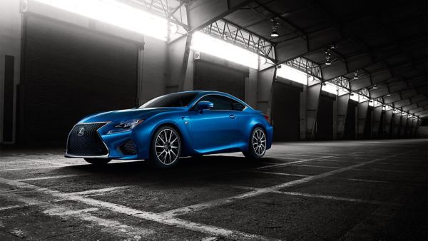 Predný pohľad na zaparkovaný Lexus GS F
