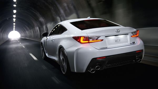 Lexus RC F jazdiaci pod tunelom