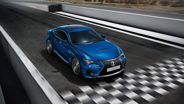 Lexus RC F na pretekárskej trati
