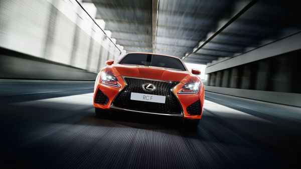 Lexus RC F pri jazde pod tunelom