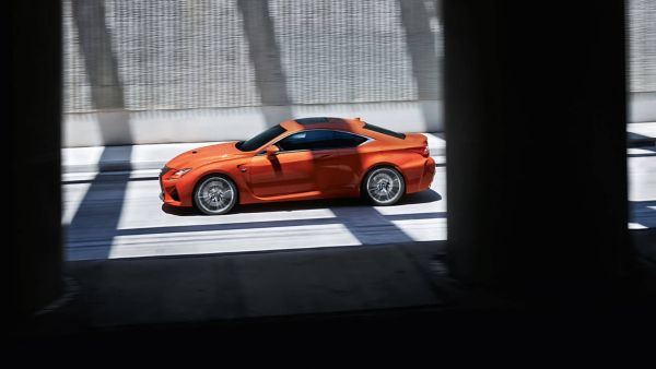 Bočný pohľad na Lexus RC F počas jazdy na ceste