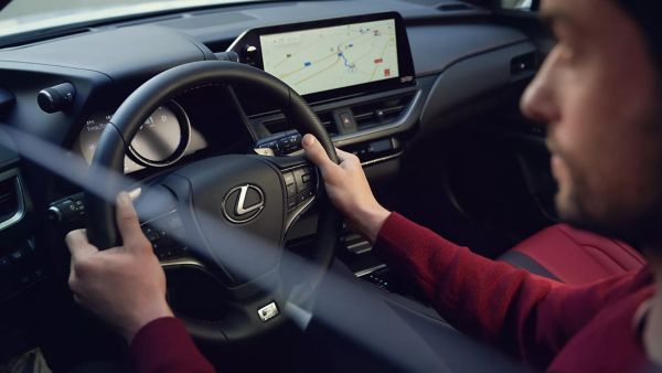 Innenraumansicht eines Lexus Cockpits mit einer Person am Steuer