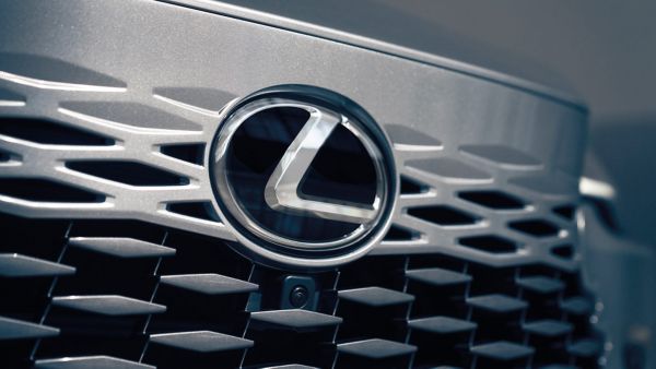 Ein Lexus Kühlergrill in Nahaufnahme mit Fokus auf das Lexus Logo