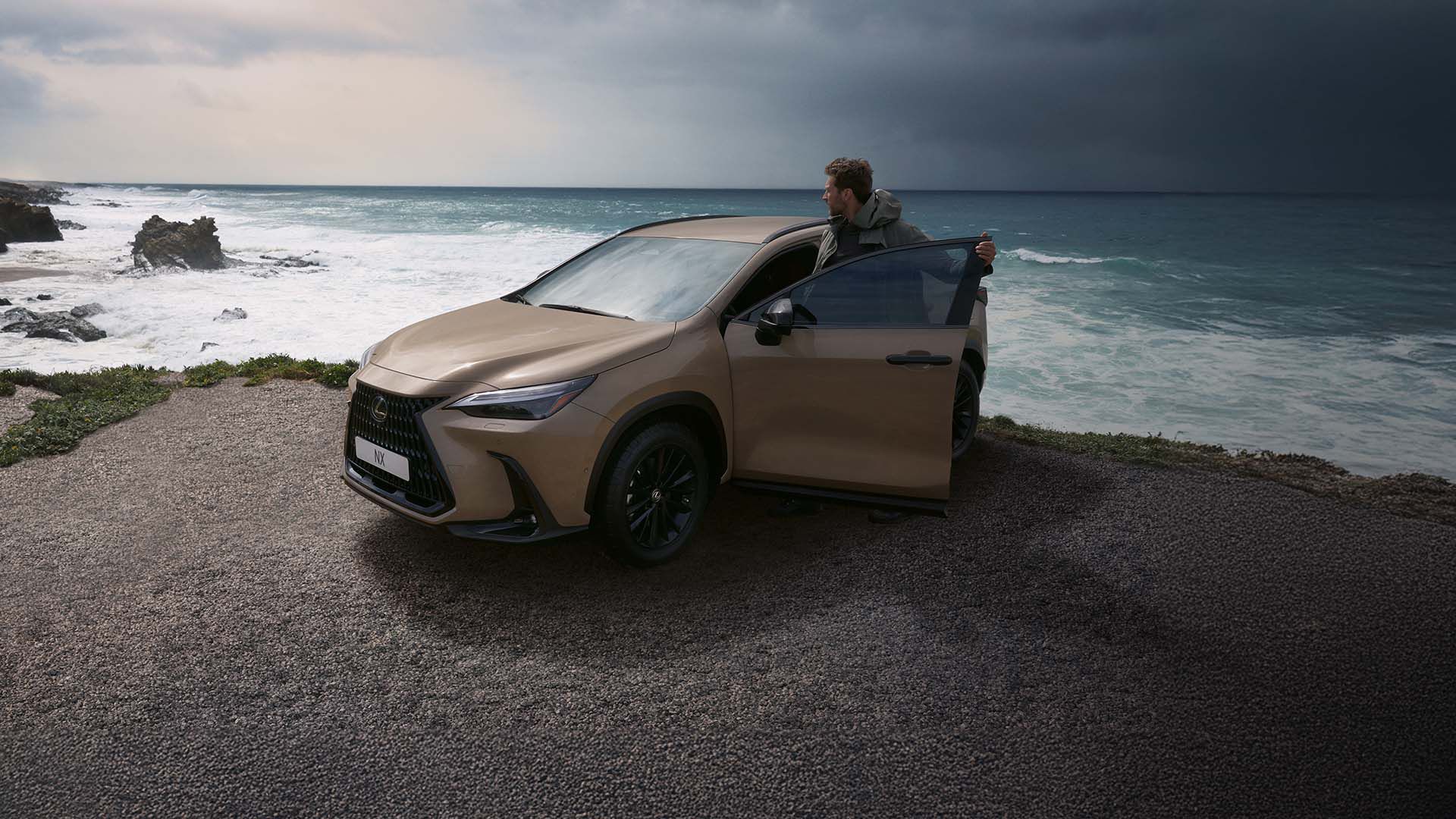 Zwei Personen stehen neben einem Lexus NX 