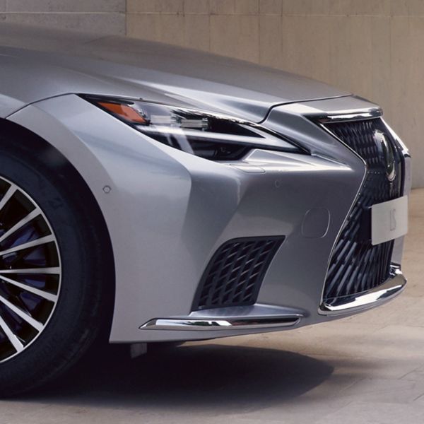 Eine Seitenansicht mit Fokus auf die Motorhaube eines silbernen Lexus LS