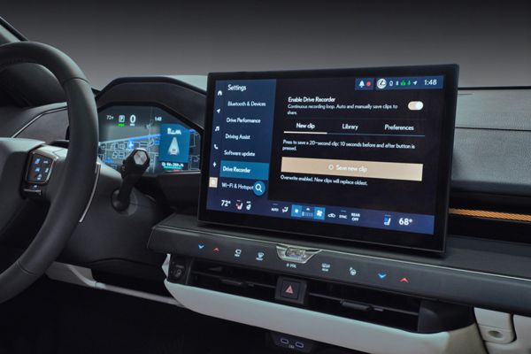 A multimédia következő korszakát kínálja az új Lexus ES fedélzeti ...