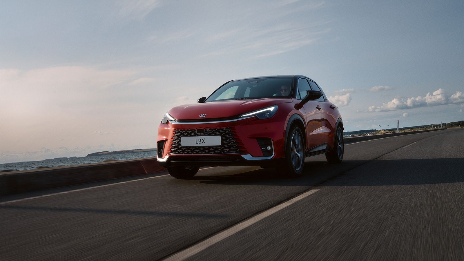 Lexus LBX, що рухається в міській місцевості