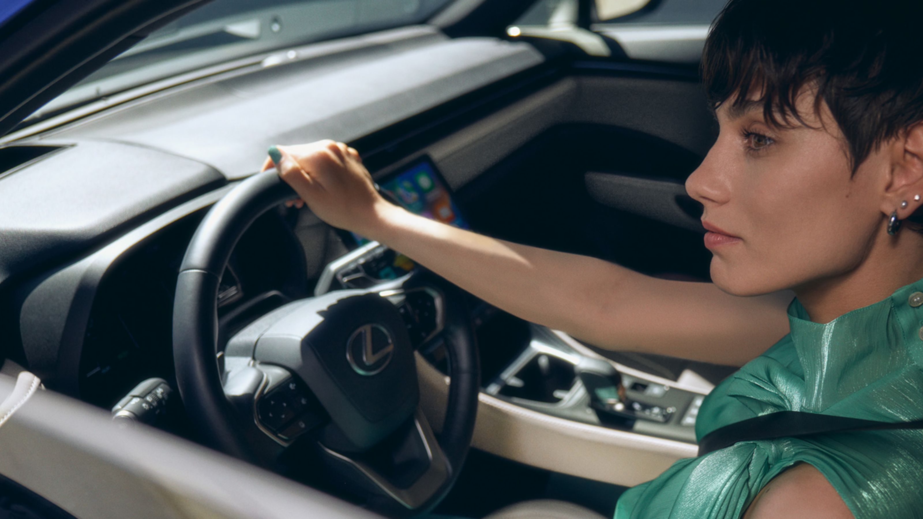 Vista posteriore di tre quarti di un Lexus UX 300h parcheggiato