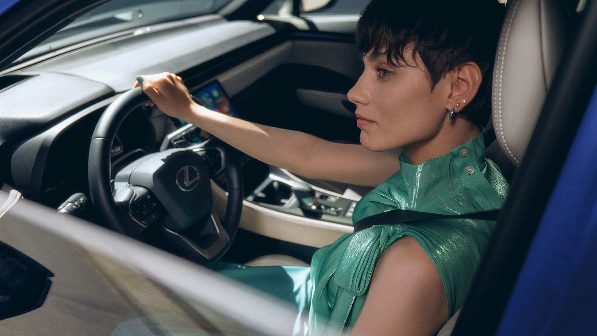 Vista posteriore di tre quarti di un Lexus UX 300h parcheggiato