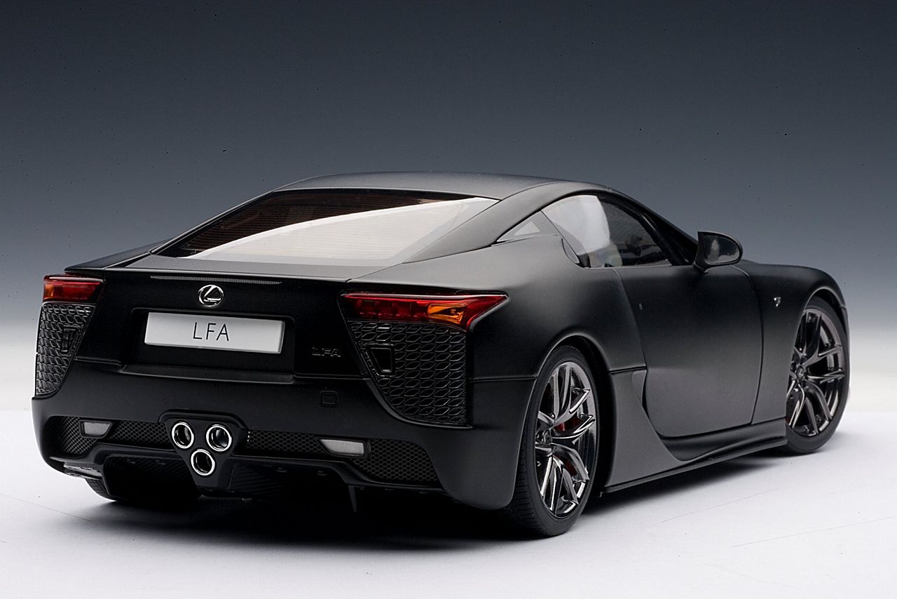 Lexus LFA — «совершенный суперкар». Мощный двигатель V10.