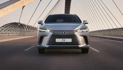 Frontansicht eines Lexus RX auf einer Brücke während der Fahrt.