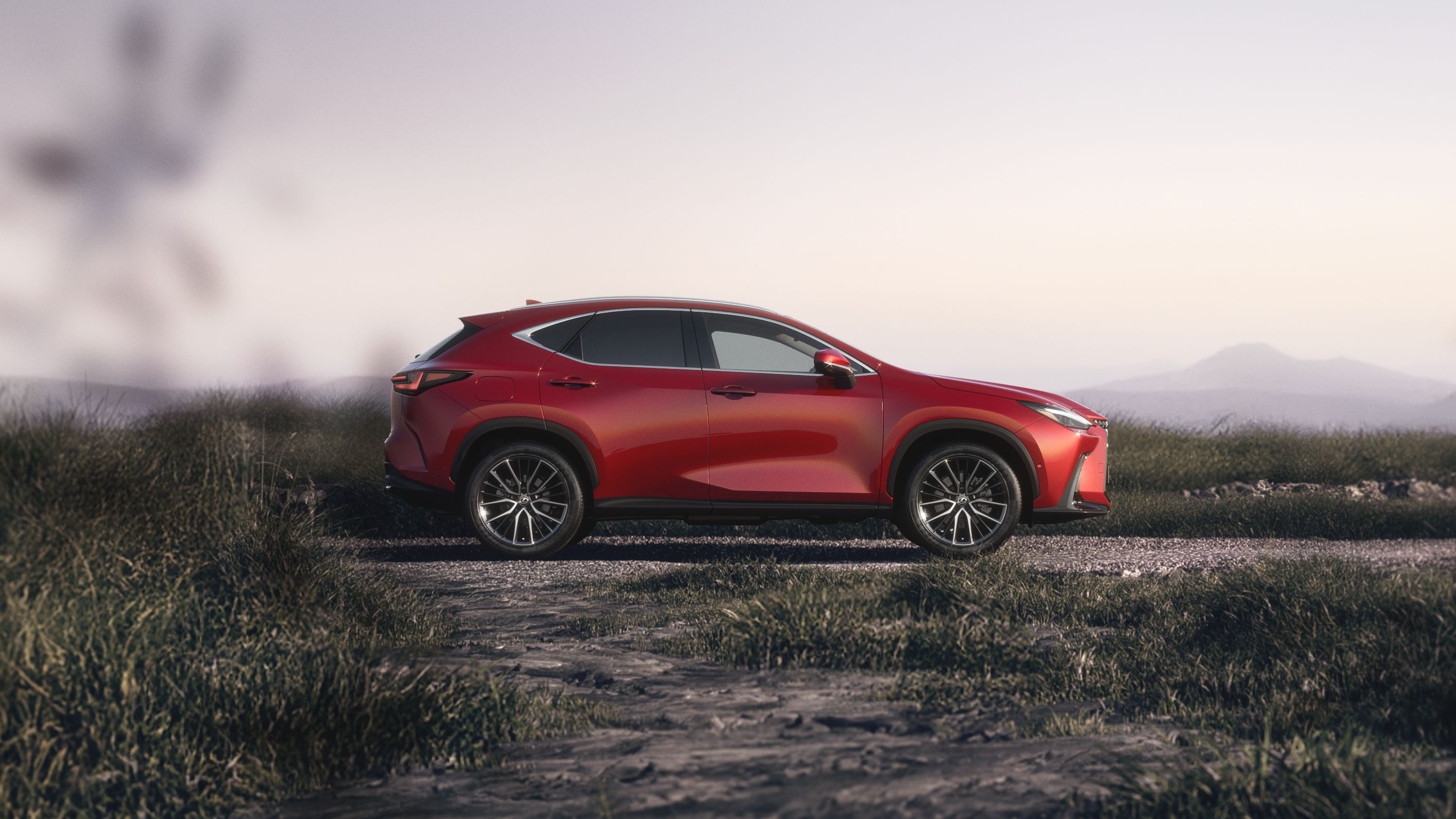 Punainen Lexus NX Plug-in Hybrid sivusta kuvattuna