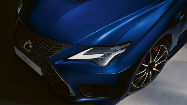 Nahaufnahme des Scheinwerfers eines Lexus RC F