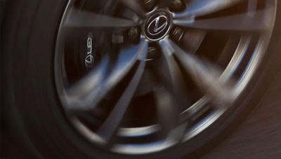 Detailaufnahme eines rotierenden Lexus Rads mit Bewegungsunschärfe.