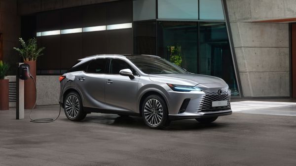 Ein silberner Lexus RX vor einem Gebäude