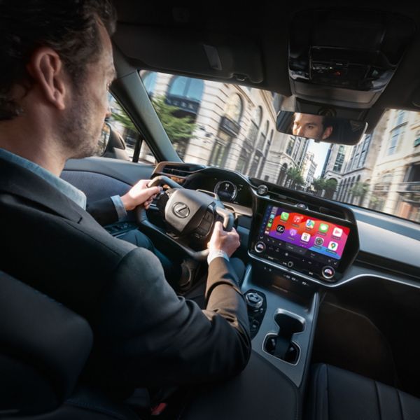 Een man achter het stuur van een Lexus RZ met steer-by-wire