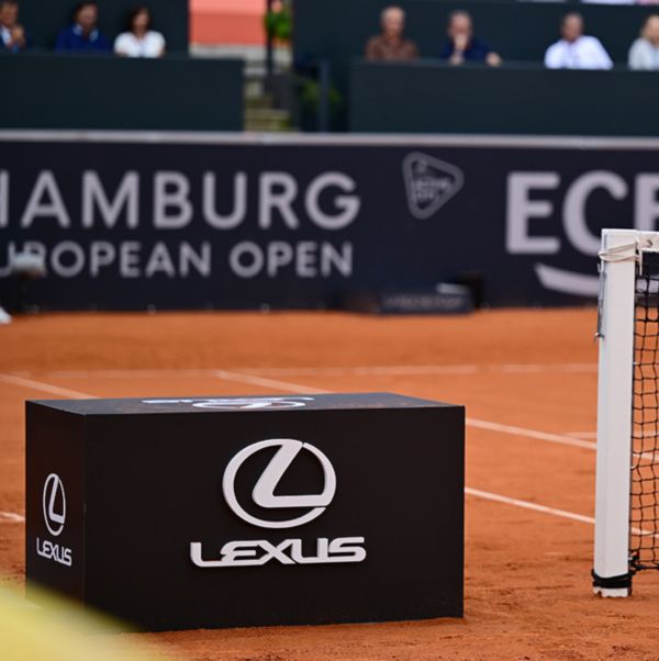 Detailaufnahme eine Box am Spielfeldrand mit dem Lexus Logo