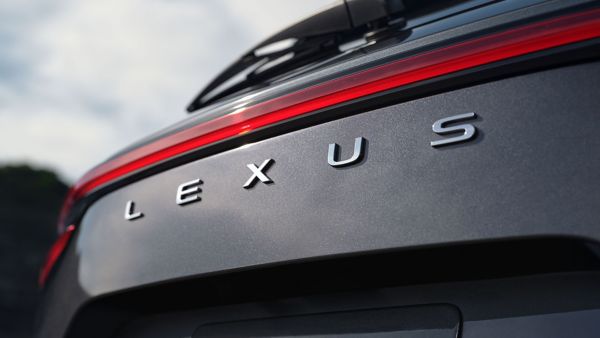 Nahaufnahme eines Lexus Hecks mit dem markanten Lexus Schriftzug