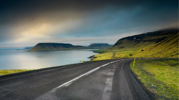 íslenskur vegur með fallegu útsýni í bakgrunn