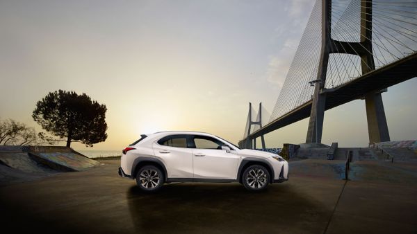 Los nuevos Lexus UX 250h y ES 300h inician una presentación itinerante por España