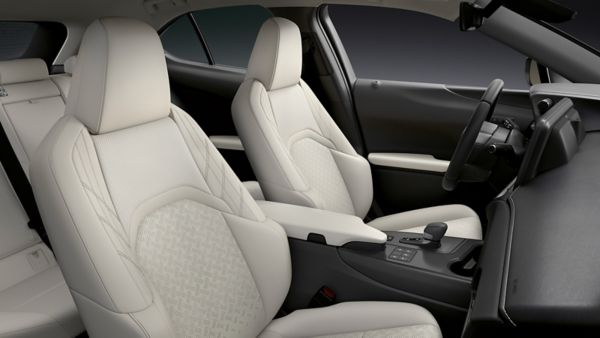 Aufnahme des Innenraums des Lexus UX mit weißen Sitzbezügen