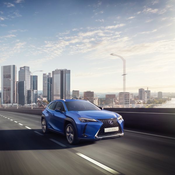 lexus-ux300e-pcs