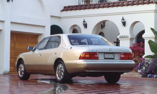 Ein Lexus LS in der Rückansicht geparkt vor einem Haus mit Säulengang