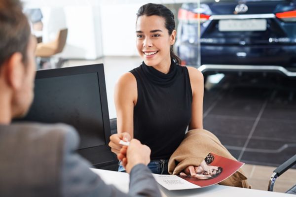 Eine Frau lässt sich in einem Lexus Forum beraten.