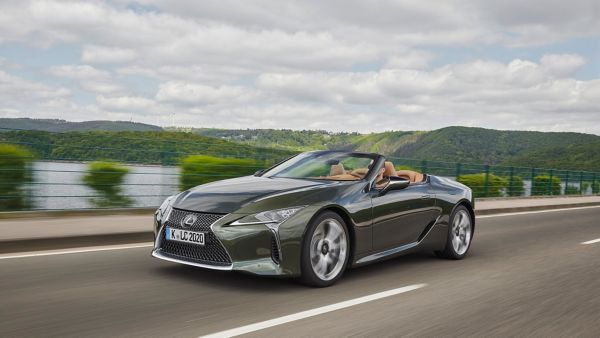 ΤΟ LEXUS LC CONVERTIBLE ΕΛΕΓΧΕΙ ΤΟΝ ΑΕΡΑ ΓΙΑ ΑΠΟΛΥΤΗ ΑΝΕΣΗ