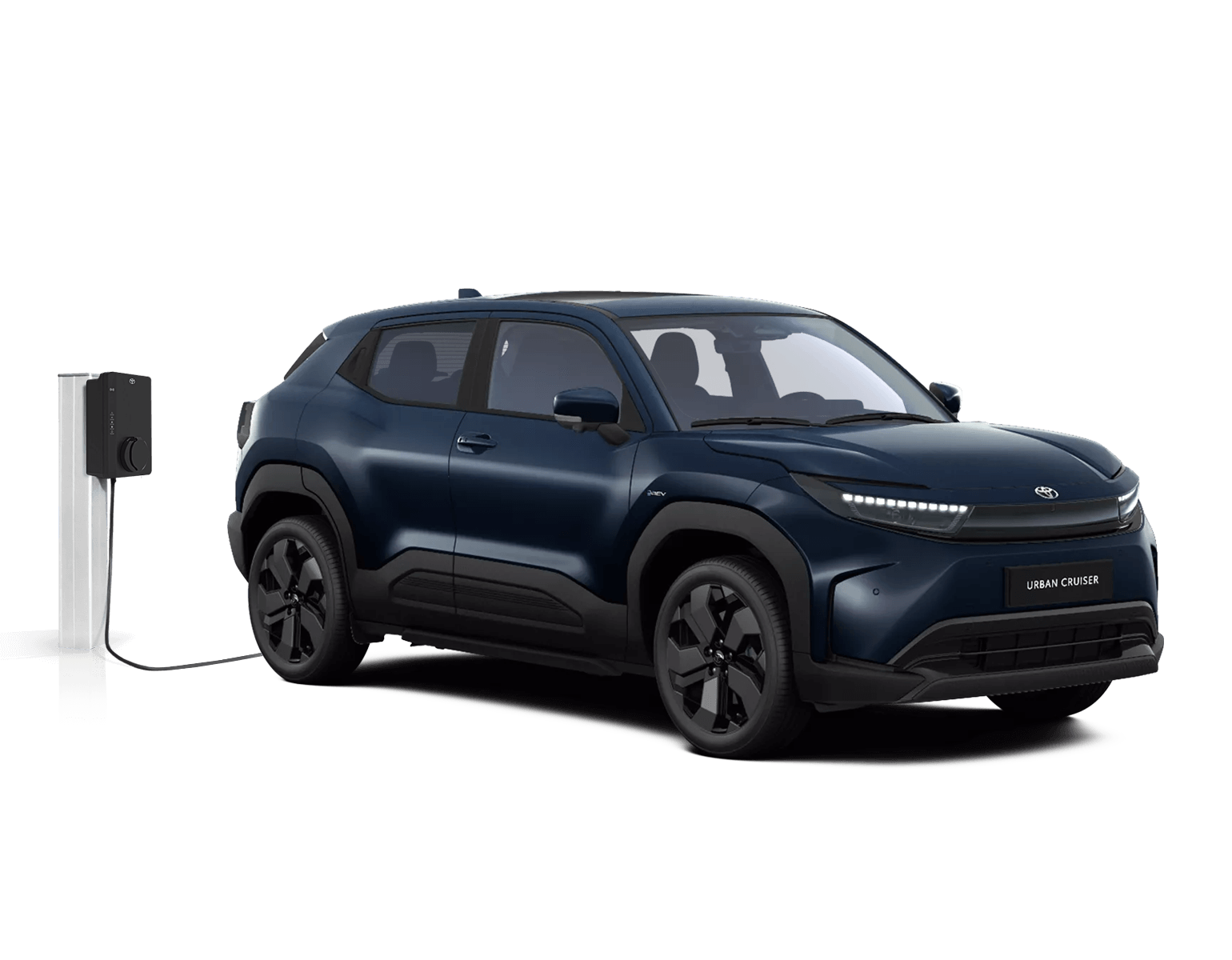 Ein dunkelblauer Kompakt-SUV steht diagonal zur Kamera vor neutralem Hintergrund.