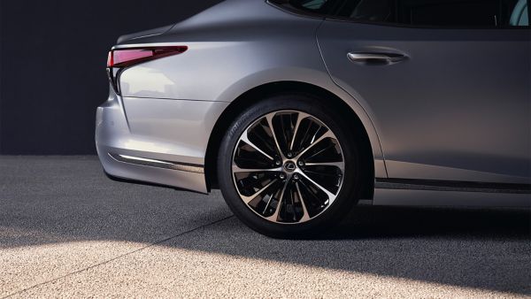 Zbliżenie na obrobione felgi aluminiowe Lexusa LS