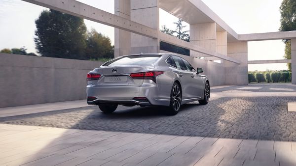 Widok z tyłu na jadącego Lexusa LS