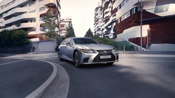 Lexus LS wyjeżdżający zza zakrętu