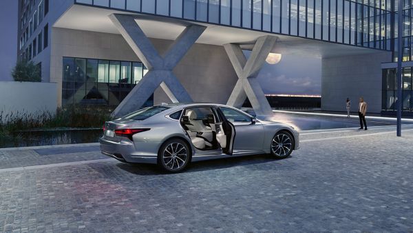 Zaparkowany Lexus LS z otwartymi tylnymi drzwiami pasażera 