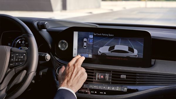 Wyświetlacz multimedialny w Lexusie LS