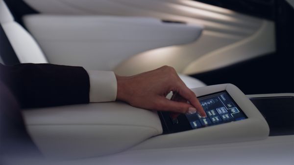 Wyświetlacz konsoli środkowej tylnego pasażera Lexus LS
