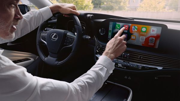 Osoba korzystająca z wyświetlacza multimedialnego Lexusa LS 
