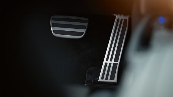 Metalowe pedały Lexusa LS
