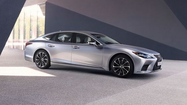 Zaparkowany Lexus LS