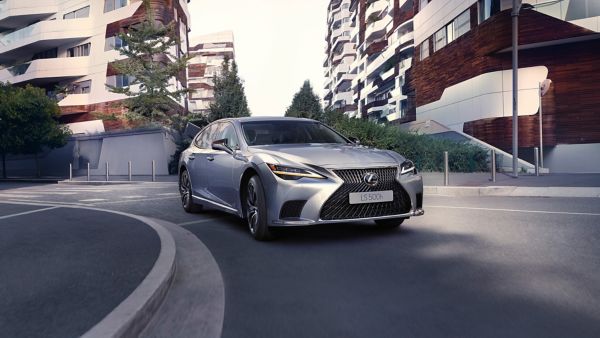 Lexus LS wyjeżdżający zza rogu