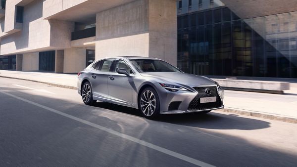 Lexus LS jadący po drodze