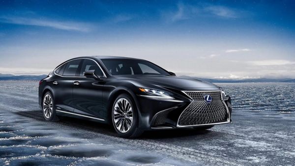 Lexus Ls side of car