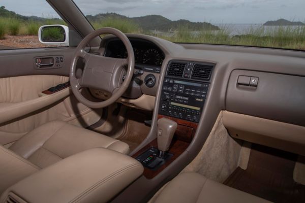Innenansicht eines Lexus LS von 1990 mit braunen Leder-Applikationen