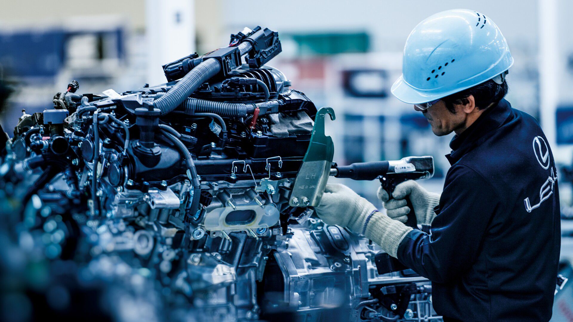 Mistrz Takumi dokonujący inspekcji Lexusa