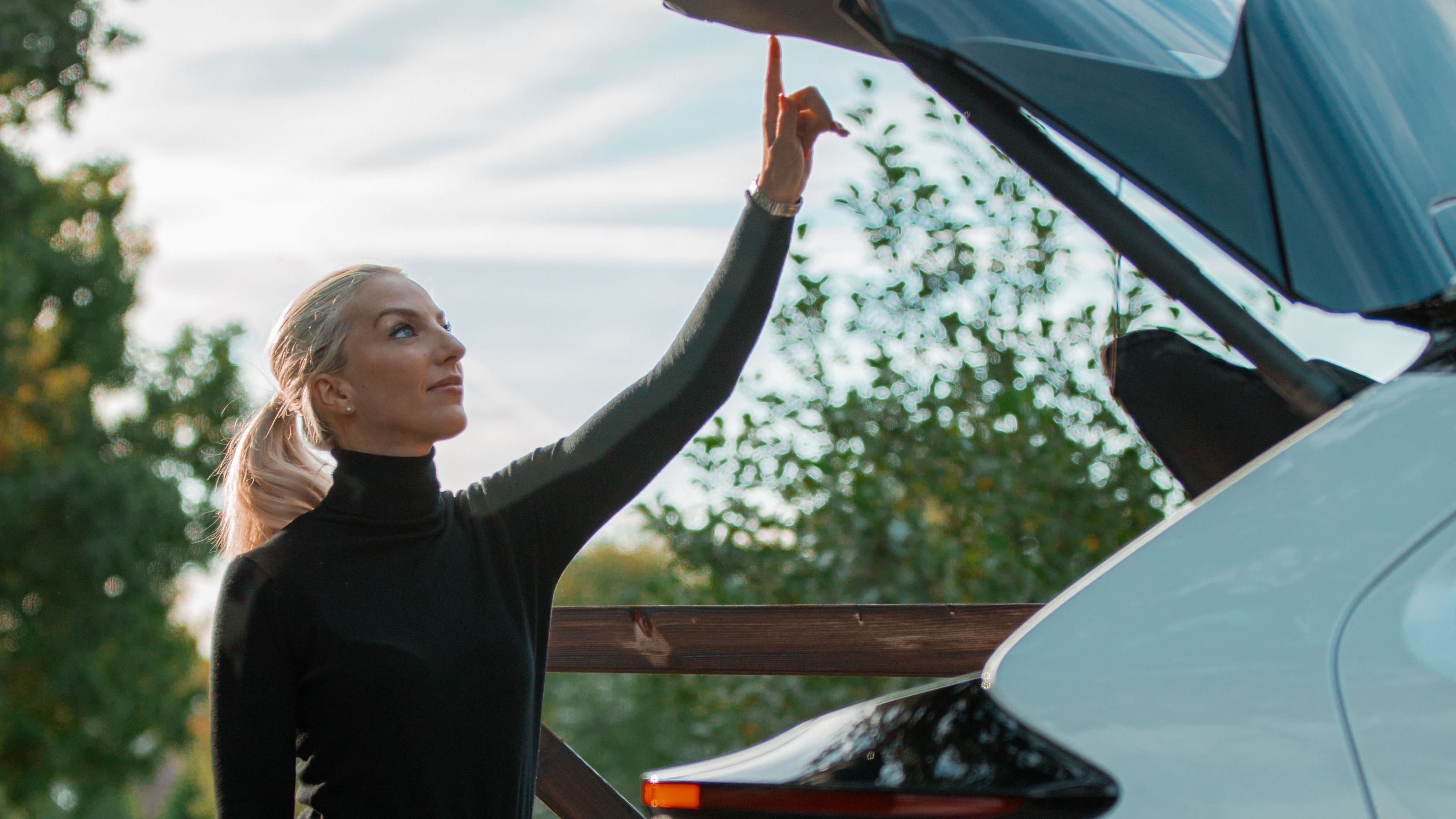 Manon Claeys ferme le coffre de sa Toyota
