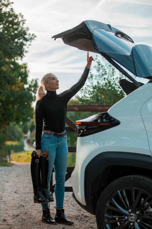 Manon Claeys ferme le coffre de sa Toyota