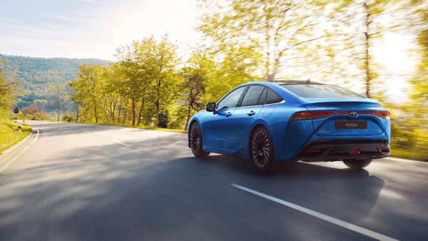 Vedere din spate a Toyota Mirai