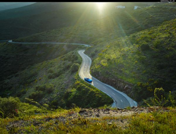 Toyota PROACE MAX alla guida su una strada di campagna